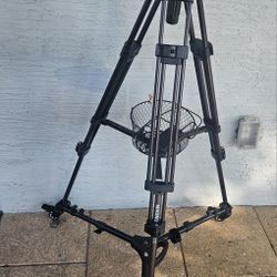 Magnus Vt-4000 Tripod System With Fluid Head 