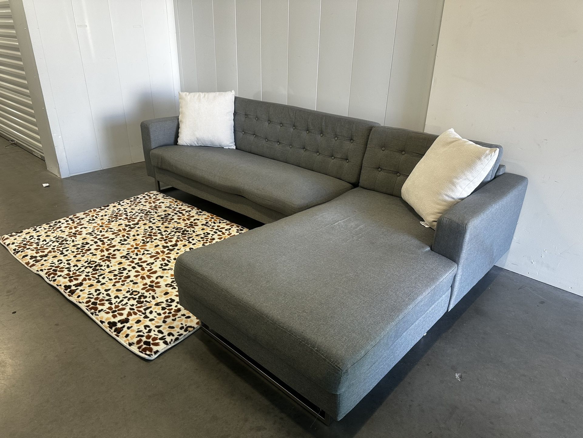 GRAY SECTIONAL COUCH W/ FREE DELIVERY 