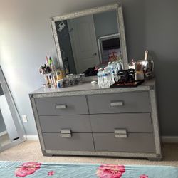 3 Set King Bed Night Stands And Dresser Mirror 