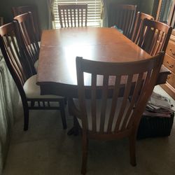 Dining set w hutch