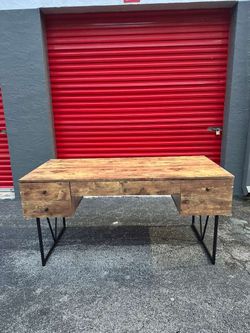 Rustic desk / 4 drawers / in great condition/ delivery negotiable