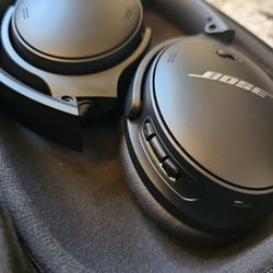 Like New!! Bose Quiet Comfort 45 NC Headphoes!!