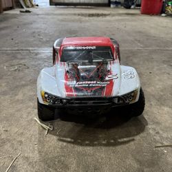 Traxxas Slash 4x4 with single battery included