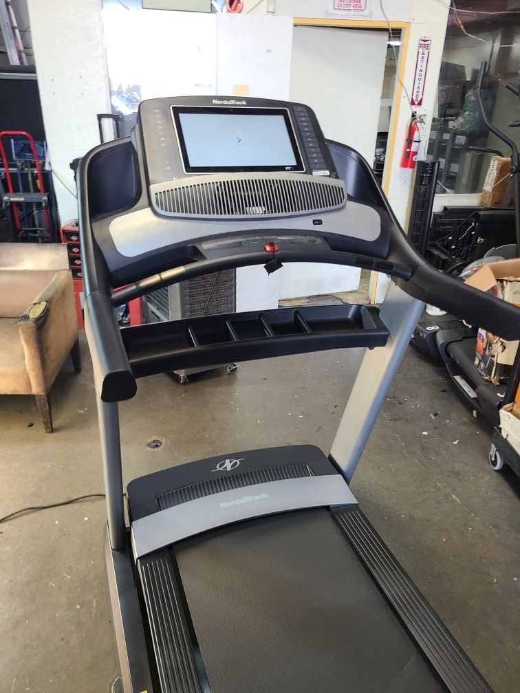 2021 model Nordictrack Commercial 2450 treadmill - 15% incline 12mph max speed - 850$