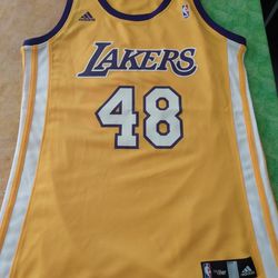 LAKERS JERSEY SIZE MEDIUM YOUTH 