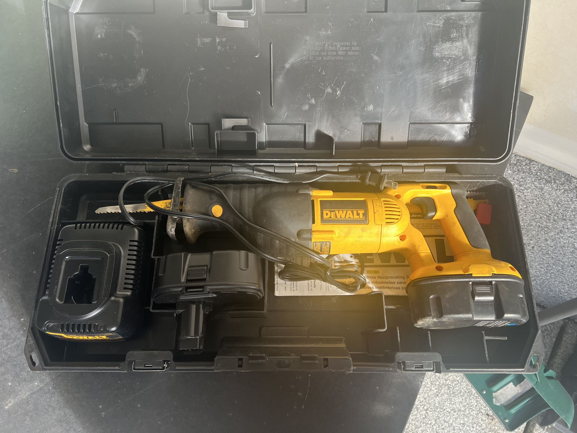 Dewalt DC385 Electric Saw With Charger