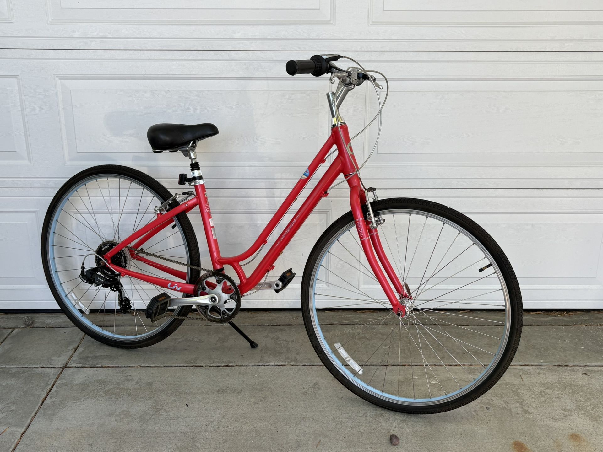 Beautiful 7 Speed Liv Flourish by Giant Aluminum Frame Hybrid Bike