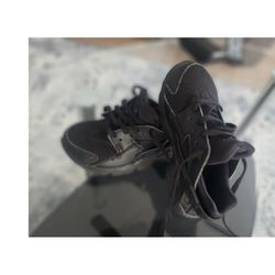 New CHILDREN HURACHE'S SIZE 12C