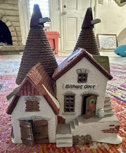 Dept. 56 Heritage Village Collection – Dickens’ Village Series “BISHOPS OAST HOUSE” – 1990 Hand-painted porcelain. Includes original box, Styrofoam in