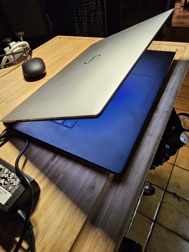 DELL XPS 4K Gaming Laptop Intel i9-CPU 32GB Ram 1TB m.2 NVMe SSD GPU: GTX