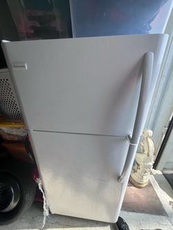 Frigidaire Top-Freezer Refrigerator