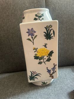 FLORAL CHINESE VASE