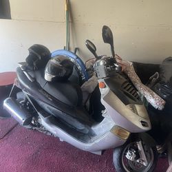 Two Wheel Gas scooter (Street Legal)(NEEDS NEW KEY) Helmet included