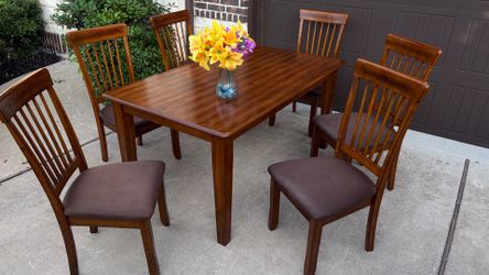 Beautiful Dining Set for 6! Table with 6 matching chairs. Good condition, heavy and sturdy.