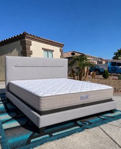 BEAUTIFUL KING SIZE BED FRAME WITH MATTRESS AND BOXSPRINGS (FREE DELIVERY 🚚✅)