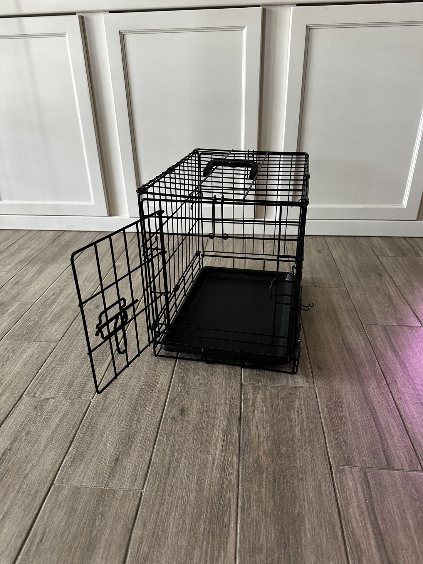 Small Dog Crate. 