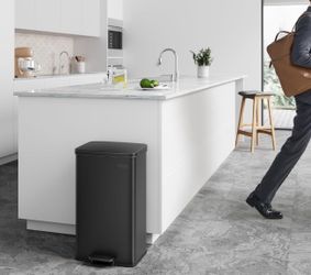 Kitchen Trash Can, 10.5 Gallon (40 L) Garbage Can, Large Step Trash Bin with Lid, Stainless Steel, Soft Close, 15 Trash Bags Included, Black ULTB540B4