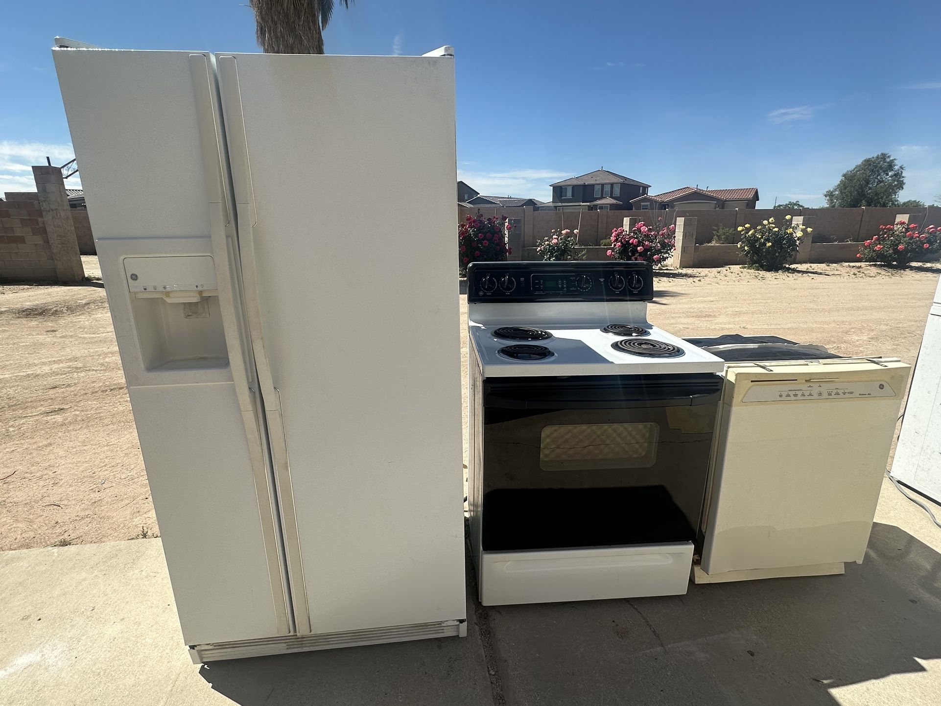 Ge Fridge Ge stove And Dishwasher Appliance  Set 