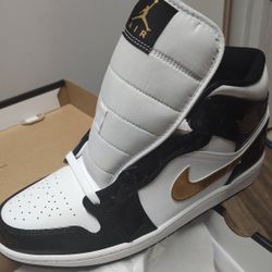 Air Jordan 1 Mid Patent