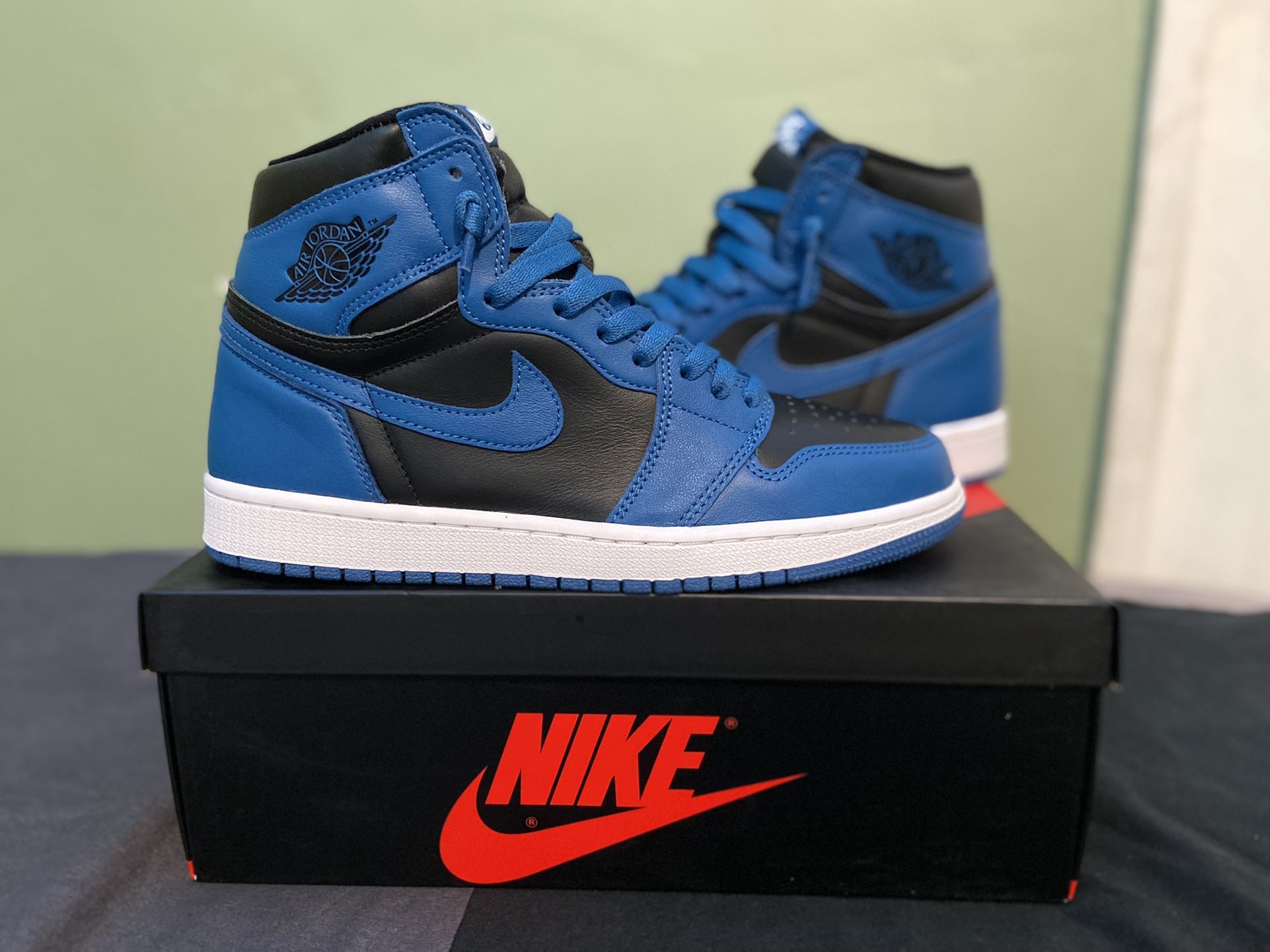 Air Jordan 1 High Dark Marinas 