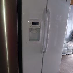 G/E Refrigerator Side By Side Everything Works Good 👍