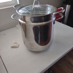 está Olla es de mi uso personal P la tengo nueva en su caja 