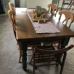 Pottery Barn Kitchen Table And Matching Chairs (4)