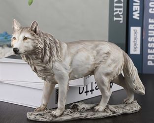 [Lifelike Wolf Sculpture] Lifelike 9-Inch Gray and White Wolf Sculpture - Detailed Animal Resin Craft for Indoor/Outdoor Decor, Ideal for Garden, Offi