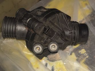 Engine Coolant Thermostat Housing Assembly W/Sensor-BMW 3 Series E91 E92 E93 07-14