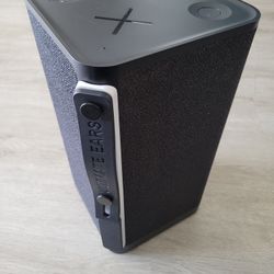 UE HYPERBOOM BLUETOOTH SPEAKER AND CHARGER 