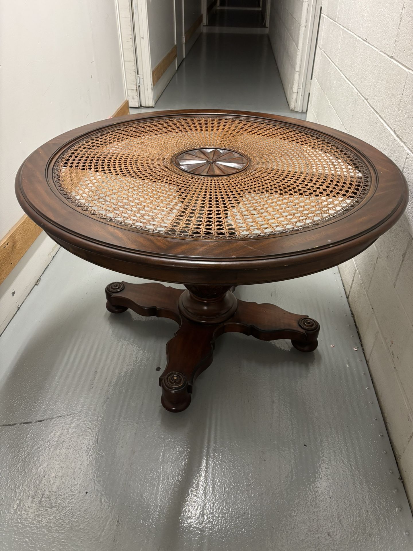 Ethan Allen Mahogany Maya Round Center Kitchen Pineapple Pedestal Table With Hand-Woven Cane Top