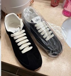 Alo sneaker