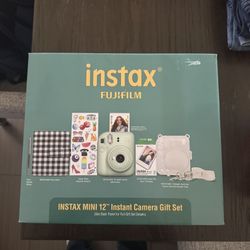 Fuji INSTAX Mini 12 Holiday Bundle - Mint Green
