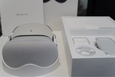 Apple Vision Pro (1st Gen) 512GB Bundle – Excellent Condition w/ $270+ Extra Accessories