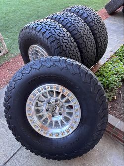 KMC new on 315/70/17 used tires 6x139.7