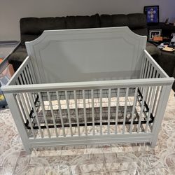 Chloe Regency 4-in-1 convertible crib