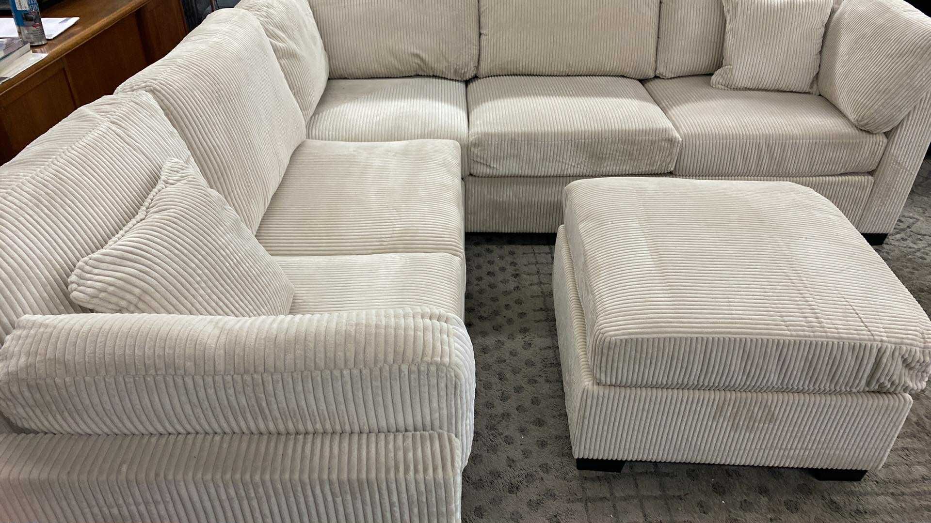 New Sectional Couch with Ottoman! Free Delivery 🚚!!