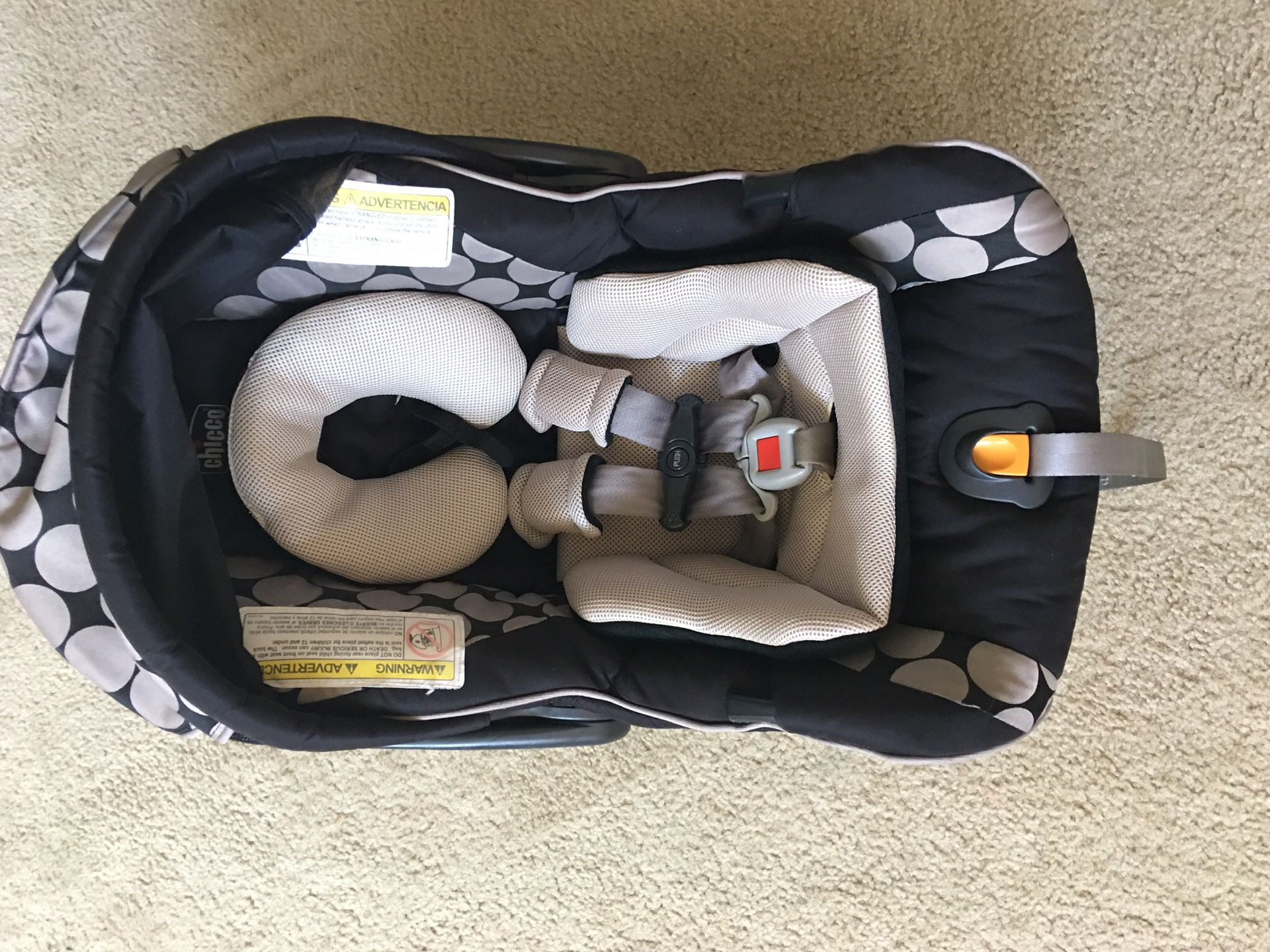 Chicco KeyFit 30 Infant Car Seat with extra base and winter cover
