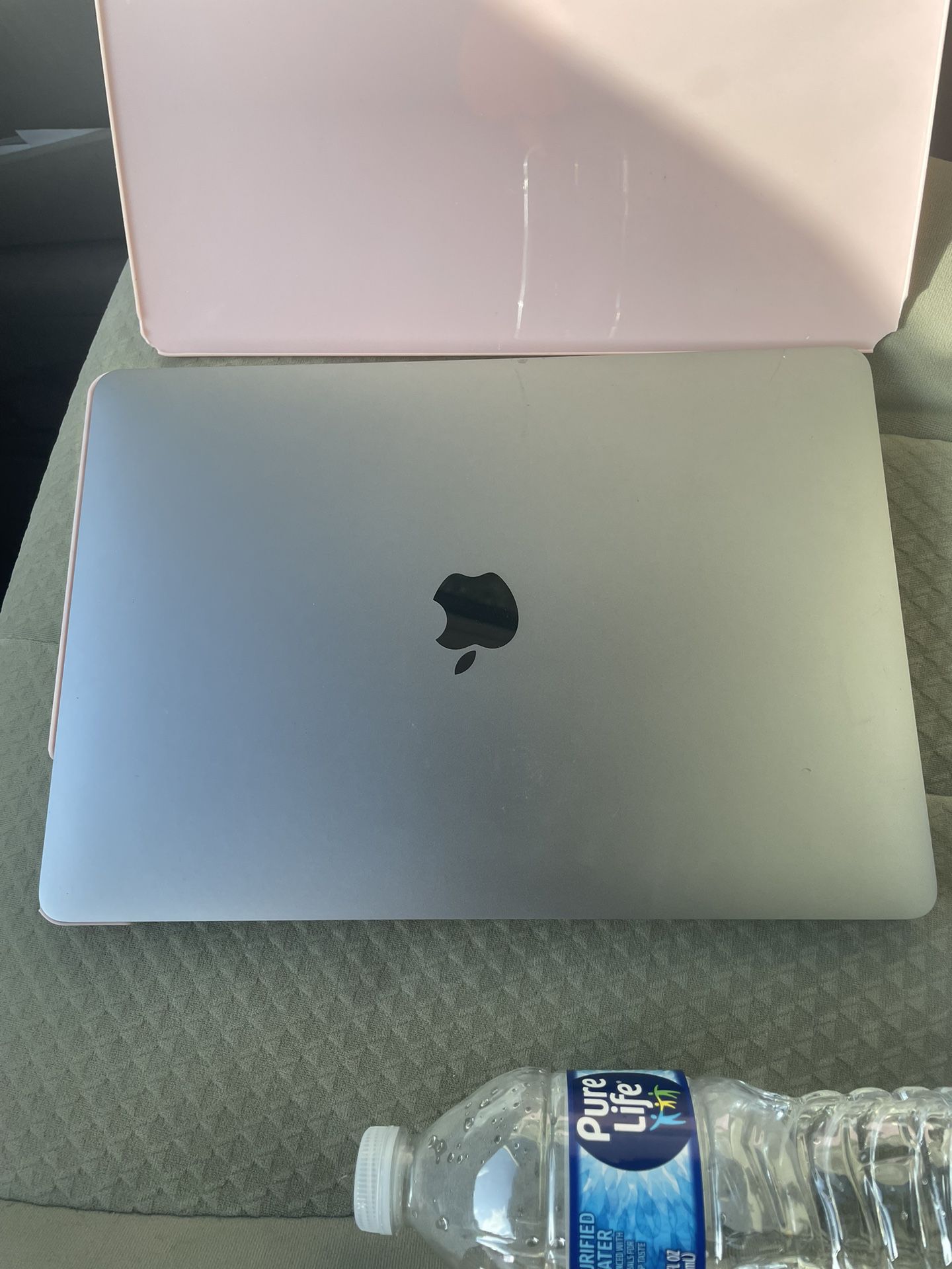 College Kids MacBook 2020 Rarely Used  (Cash Only)