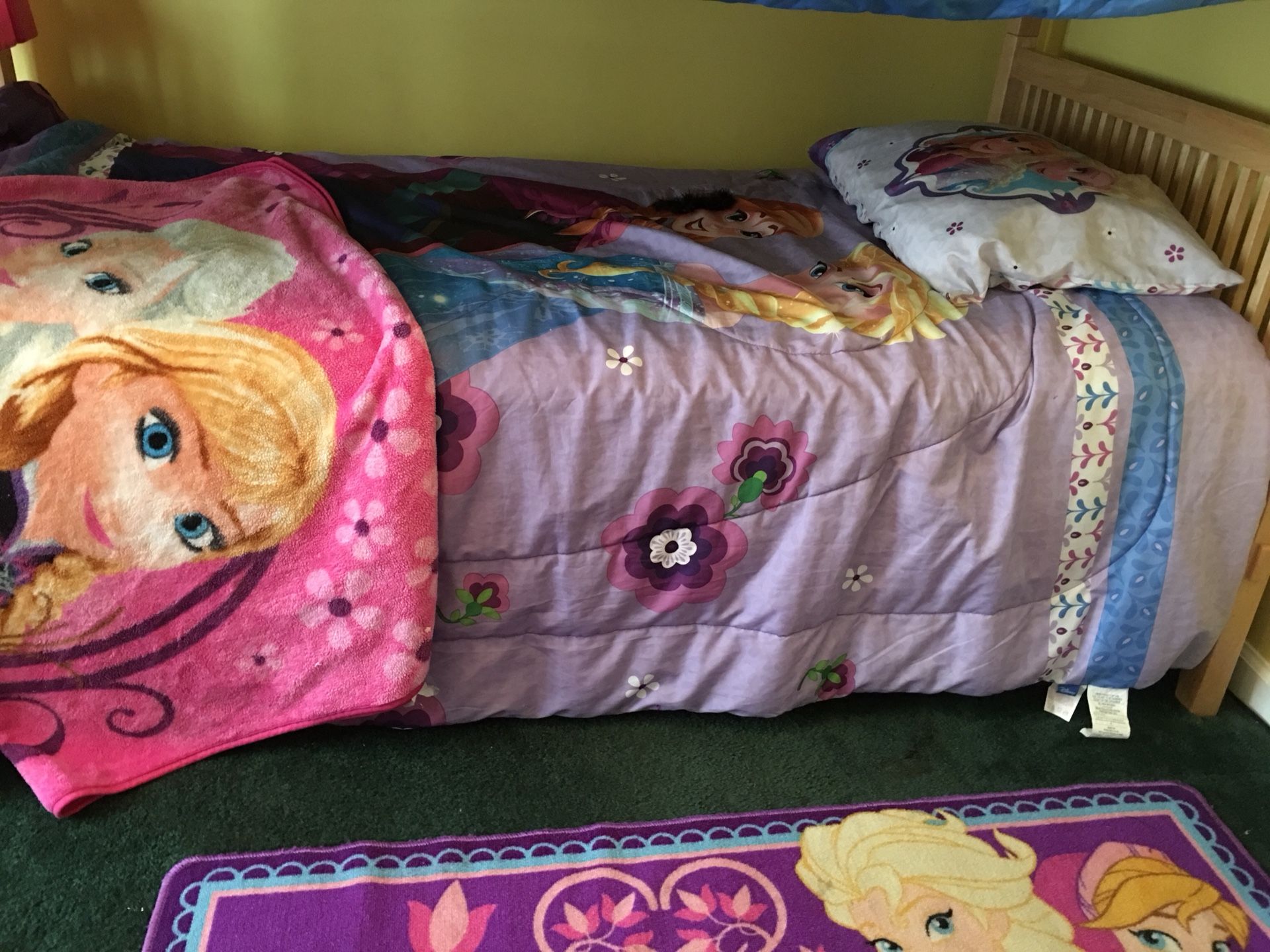 Frozen reversible bedding set