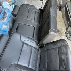 Asientos Traseros/ Rear Seats (Leather/Piel)