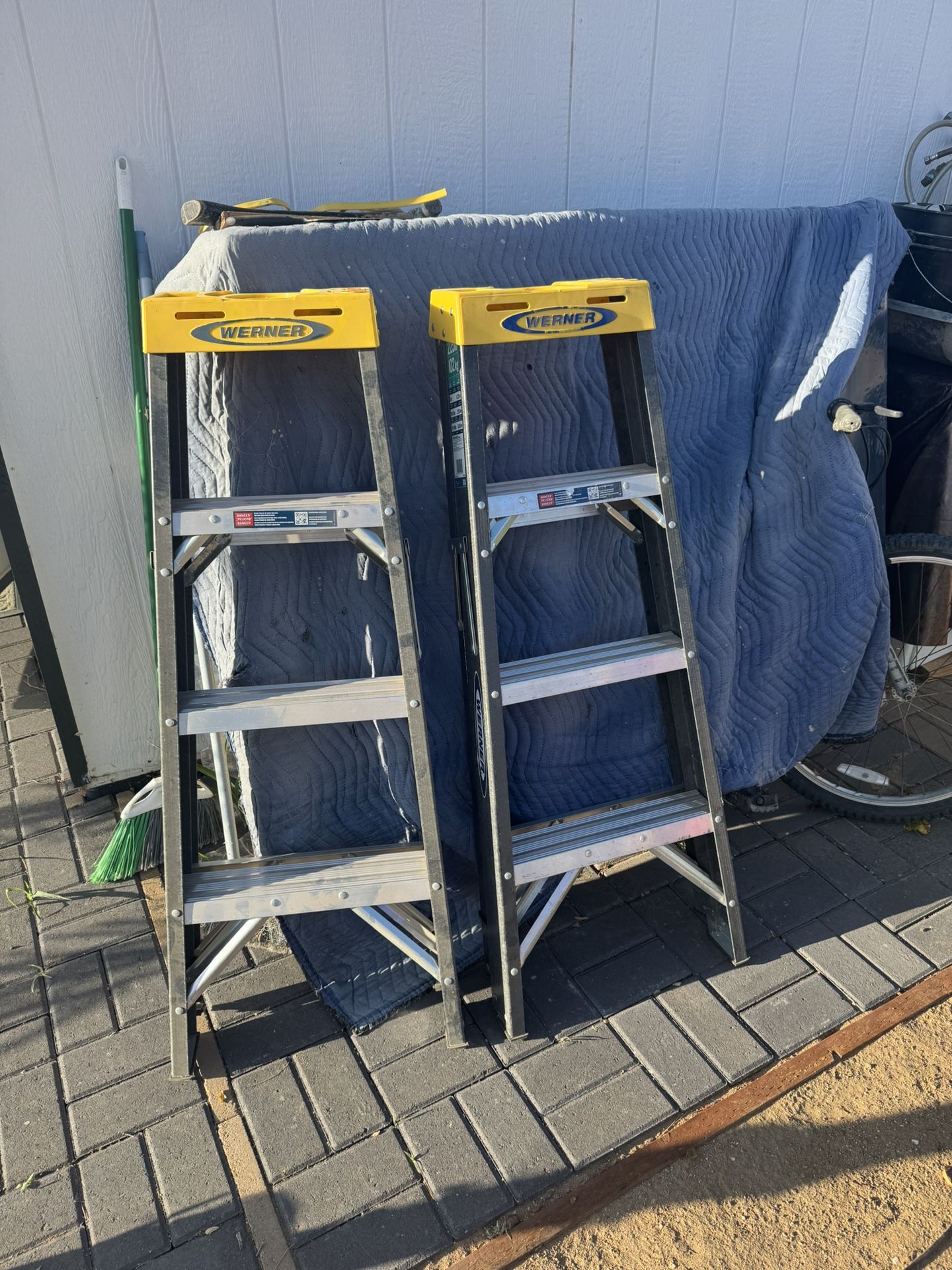 4ft Fiberglass Ladder