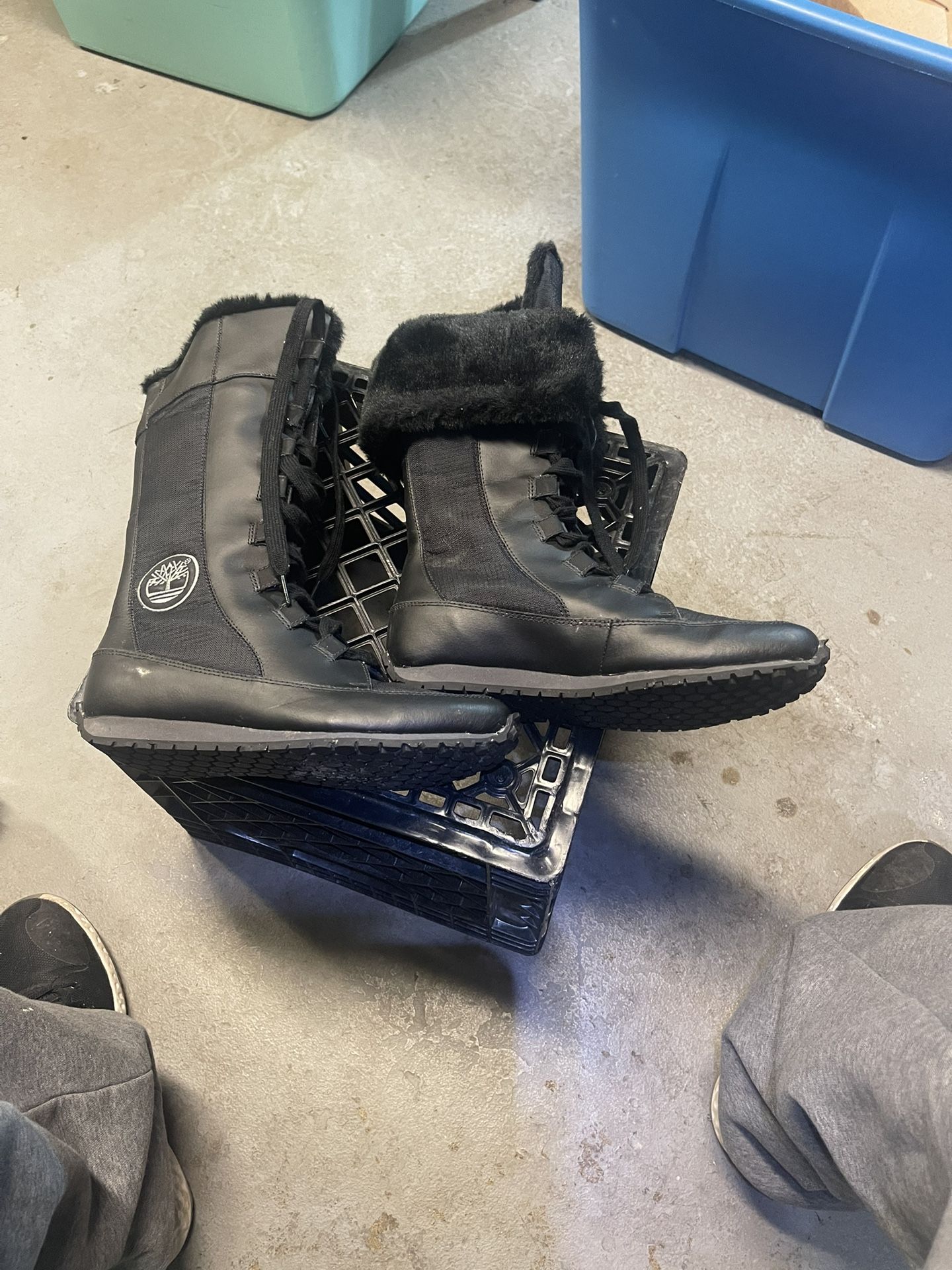 Women’s size 7, all black Timberland boot