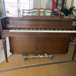 Beautiful Baldwin Acoustic Spinet Piano 