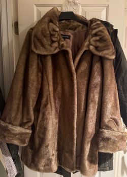 VINTAGE WINTER GLAM! Jones New York Faux Fur Coat ✨