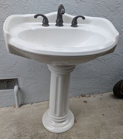 Pedestal Sink with Faucet