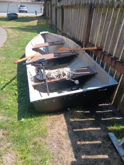 12 foot aluminum boat with oars and 30 lb thrust minn Kota trolling motor and anchor with rope no trailer no battery