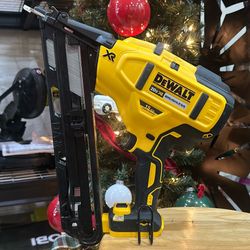 DEWALT 20V MAX XR Lithium-Ion Cordless 15-Gauge Angled Finish Nailer (Tool Only)