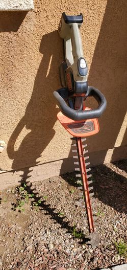 BLACK+DECKER 60V MAX Cordless Hedge Trimmer, 24-Inch (LHT360CFF) + Battery and Charger