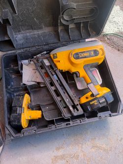 Dewalt finish gun 16g 18v old version Is coming with 2 batteries (NOT CHARGER )